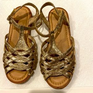 Zara girls gold sandals. Lightly worn great condition. Size 32